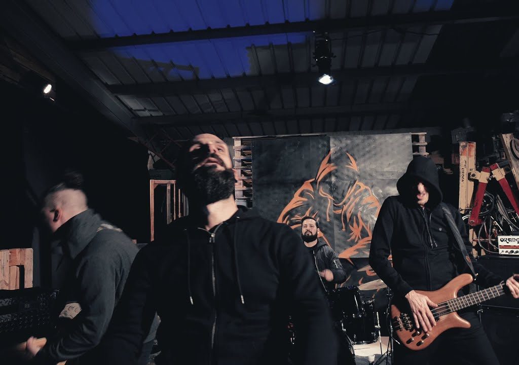 L’énergie dévastatrice du groupe live (vidéo de « Only War »).