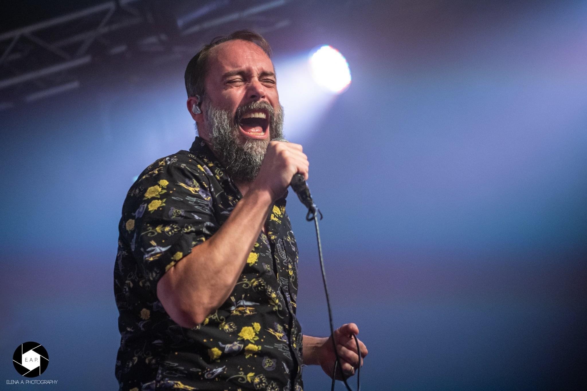 NEIL FALLON (CHANT, GUITARE)