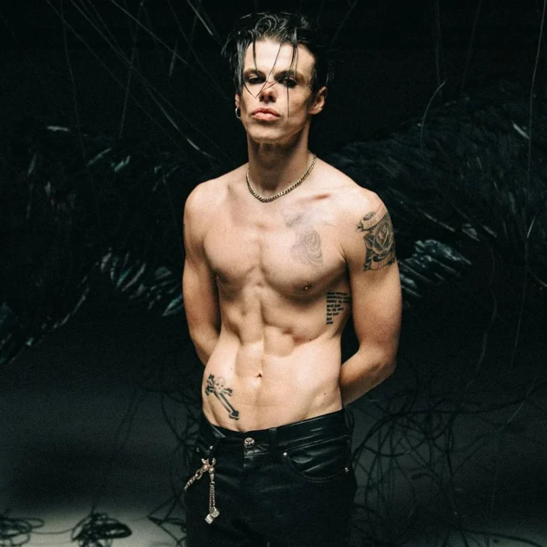 yungblud_officialpress_1_fa22d0c4-e9da-4637-b444-dd7f96f51ef0_1200x1200_crop_center